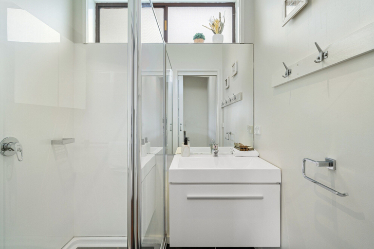 Bathroom 3, Spacious 4-bed Home 5-min From the Beach, Melbourne
