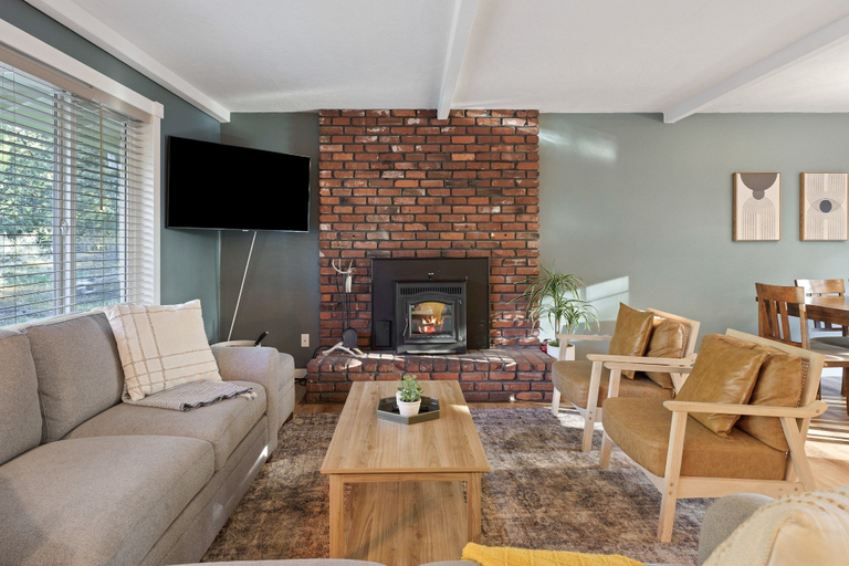 Living area 2, Park Place 3 Bedroom Home, Deschutes