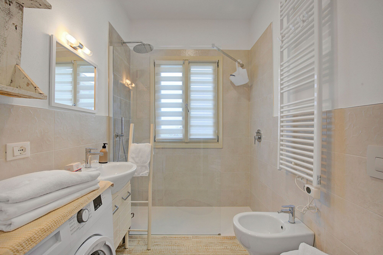 Bathroom 4, Sole Priscilla House- Terrace & parking, Brescia