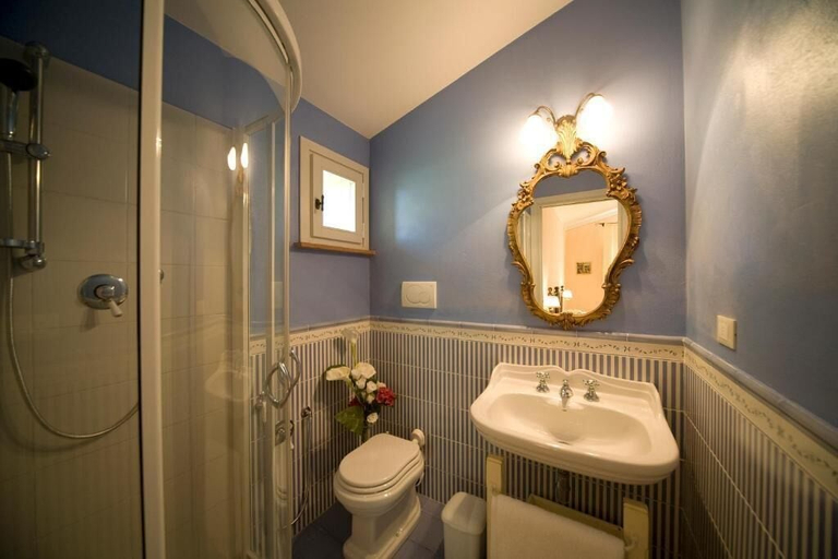 Bathroom 3, Borgo della Meliana, Florence
