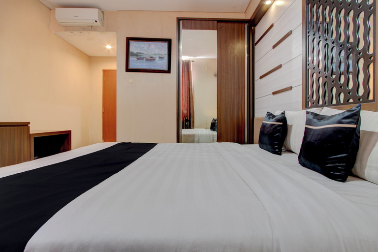 Room 4, Collection O near Stadion Manahan, Solo