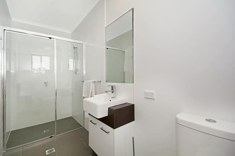 Bathroom 4, Cooroy Luxury Motel Apartments Noosa, Noosa Bal