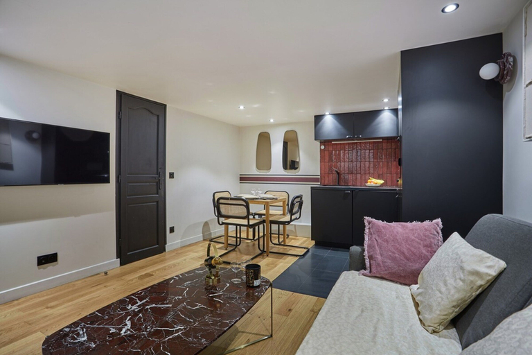 Living area 2, Charming Apartment Faubourg St Honore Madeleine, Paris