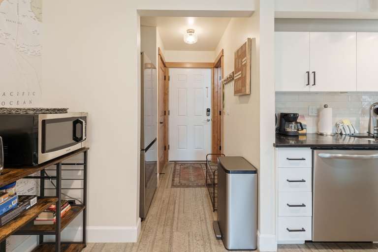 Private kitchen 5, 1565 Nw Wall St 128/129 1 Bedroom Condo, Deschutes