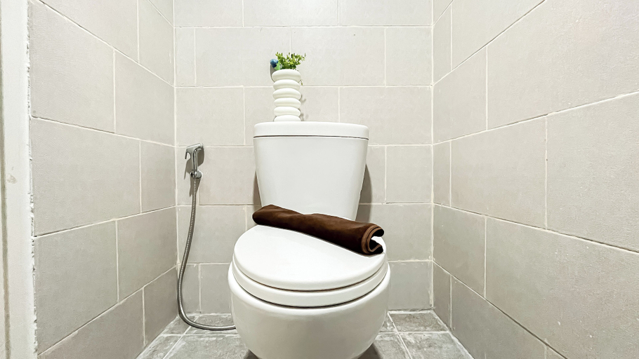 Bathroom 2, Blue Accent Studio At Samesta Mahata Serpong Apartment, Tangerang Selatan