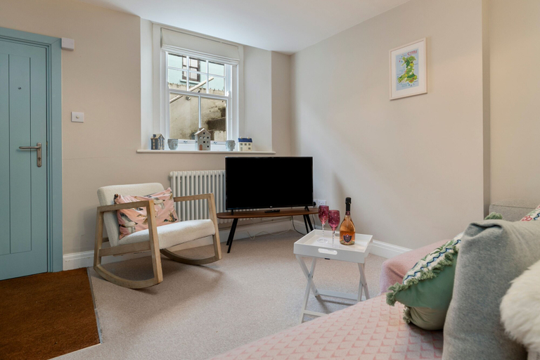 Room 2, 1 Belmont - Town Centre Close to Beach Shops, Pembrokeshire