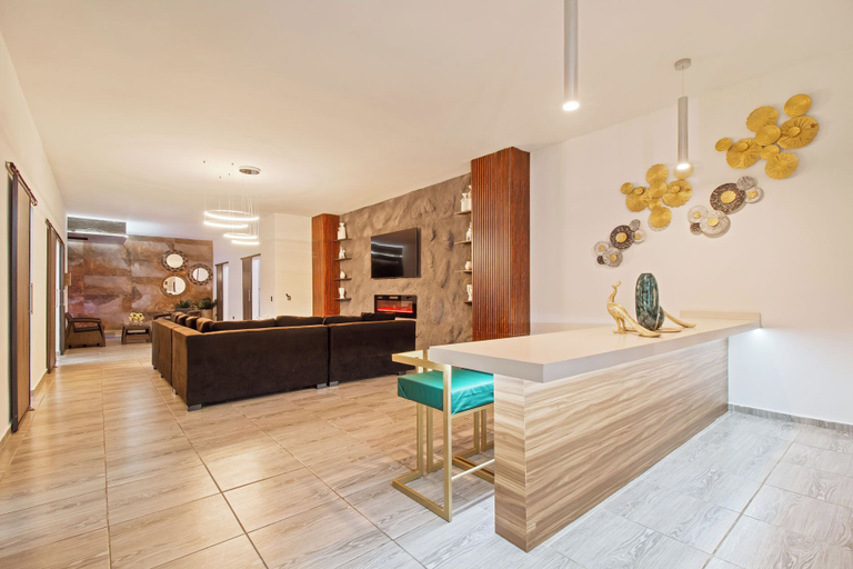 Living area 4, 6 BR with Jacuzzi 1 block from LLeras, Medellín