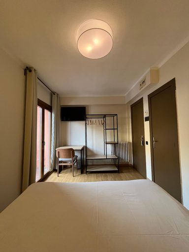 Room 3, Hotel NIU
