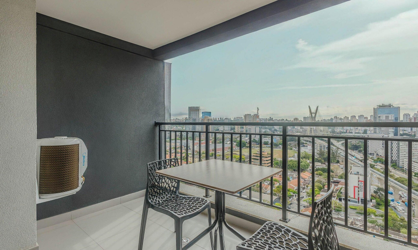Outdoor dining 4, Modern Studios in a Building With a Pool in Vila Cordeiro - CTB, São Paulo