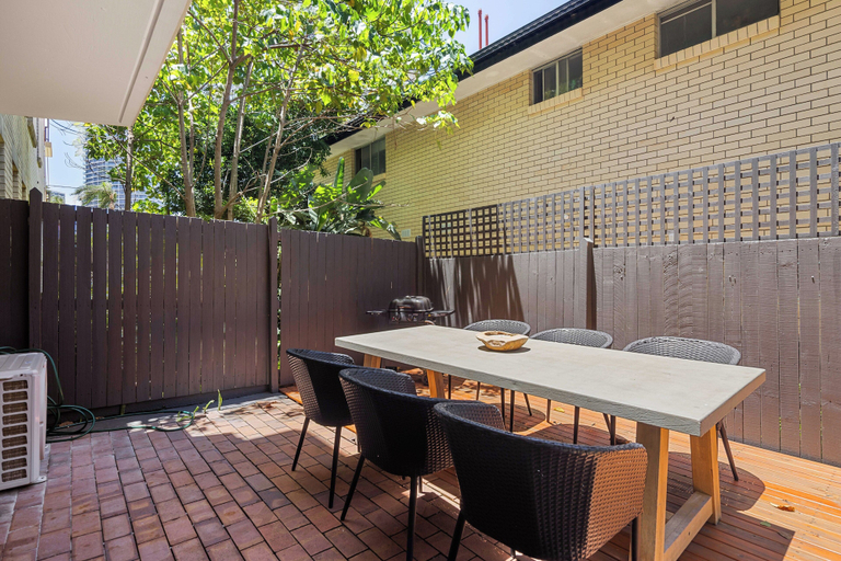 Outdoor dining 3, Markwell Surf · Courtyard Stay Steps from Beach, Gold Coast