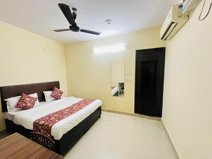 Room 2, Roomshala Hotel Crown, Delhi