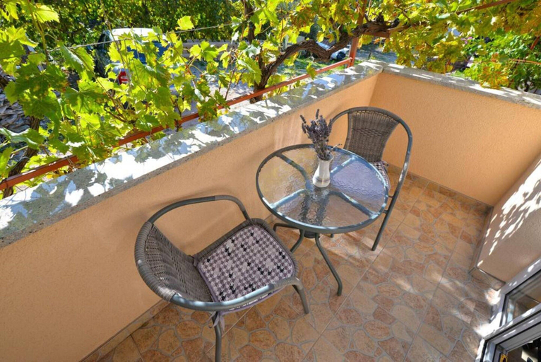 Outdoor dining 5, Spacious Apartment in Murter, Murter