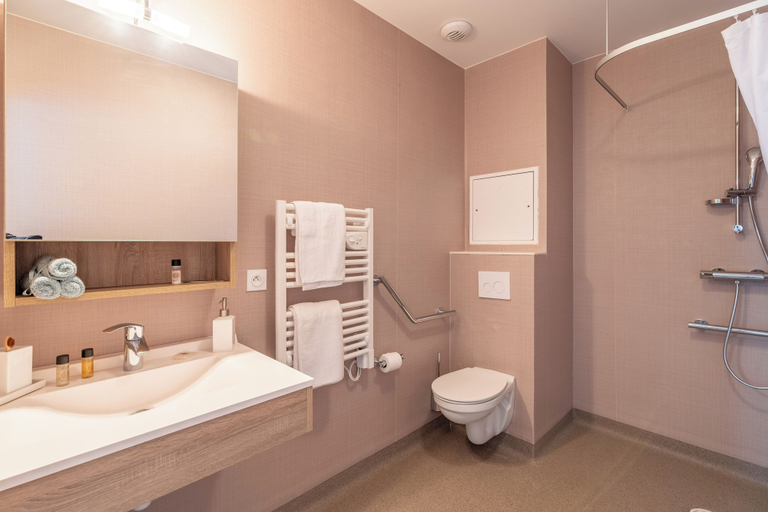 Bathroom 4, Quality Aparthotel Bourgoin-Jallieu, Isère