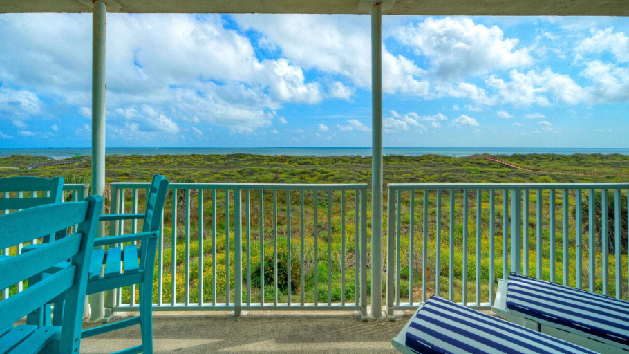 Interior 2, Gulf Views + Pools, Tennis, Pickleball & Beach Access Awesome Beachfront by Avantstay, Nueces
