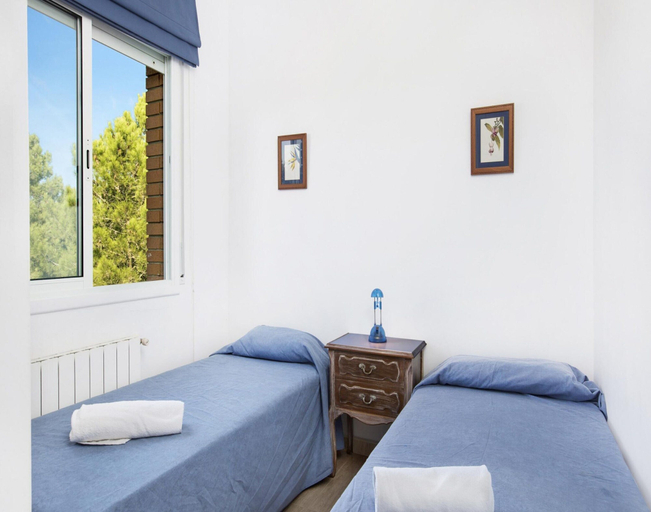 Room 4, Serene Villa With Pool and Outdoor Dining, Girona
