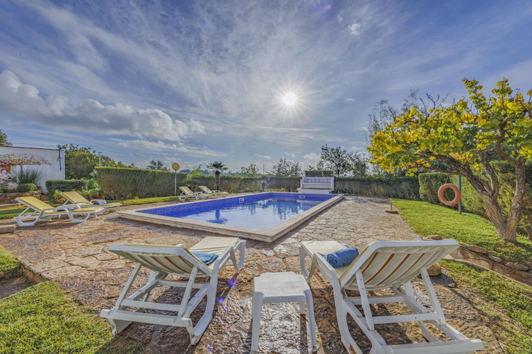 Room 5, Muxima in Quelfes With 3 Bedrooms and 2 Bathrooms, Olhão