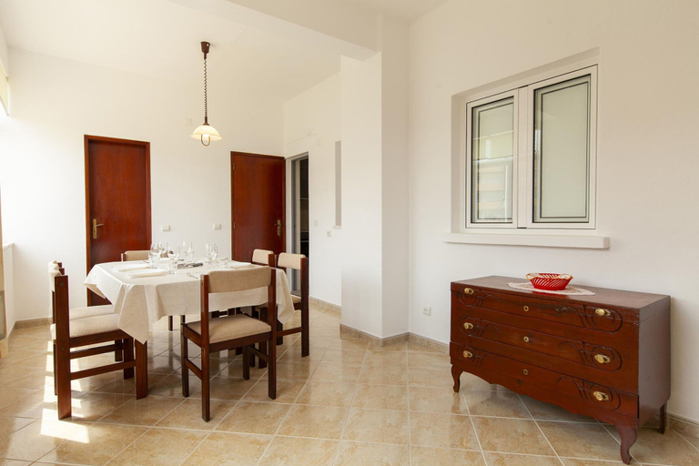Room 5, B100 - Abrotea Quaint 2 Bed Apartment in Lagos, Lagos