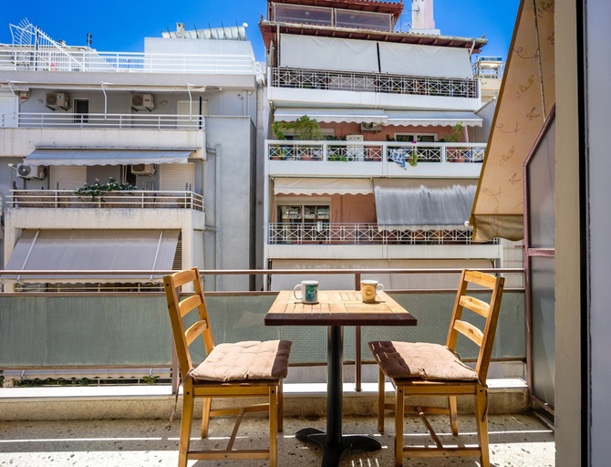 Room 3, Sunny 1-bedroom Apt 10 Min Walk to Acropolis, Attica