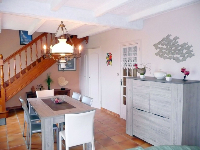 Dining 4, Holiday Home by Roscoff Beach and Horse Racing, Finistère