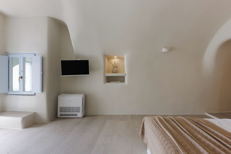 Bedroom 3, Lunar Sea Suite Hot-tub & Caldera View, South Aegean