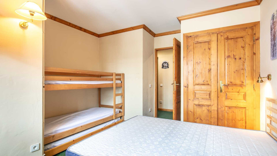 Room 2, Stylish Apartment Near Slopes, Isère
