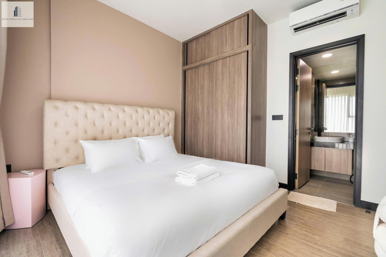 Room 2, Delasol Premier Elite Urban Living, District 4
