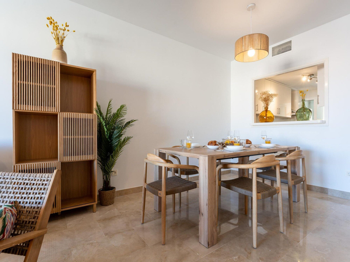 Dining 5, Cosy Apartment in Manilva With Shared Pool, Málaga