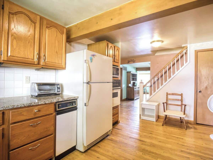 Room 2, Boho Waterfront Getaway 5 Bedroom Retreat, Saint Mary's