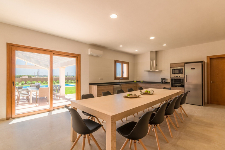 Dining 2, Villa in Spain With Private Pool & Beaches Nearby, Baleares