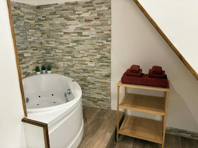 Bathroom 2, Le Jardin d'Elusa, Gers