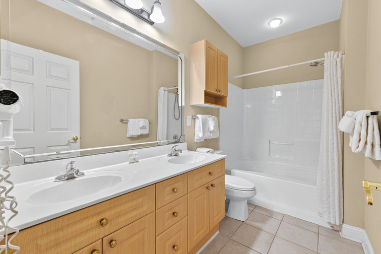 Interior 2, Magnolia Pointe Luster Leaf 4821-301, Horry