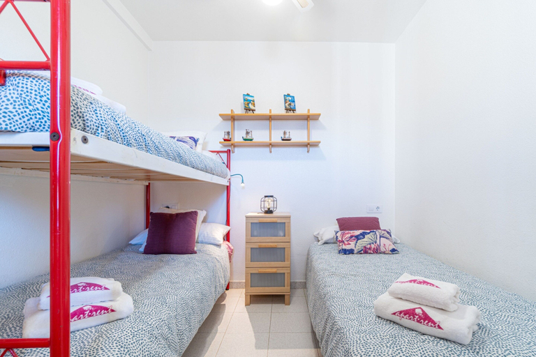 Room 4, Modern Apartment With Canal Views and Pool, Girona