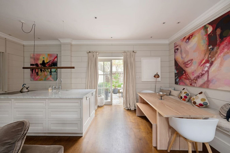 Room 5, 3-bed Home w Private Parking Fairytale Garden, London