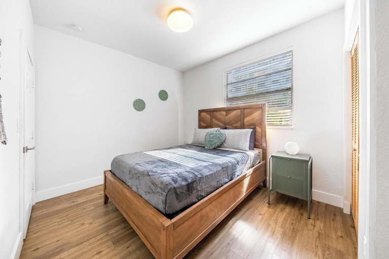 Room 3, Retro Miami Getaway With Free Parking 1 Minute From Beach, Miami-Dade