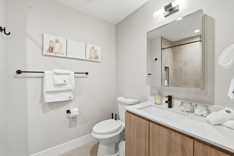 Room 4, Comfy Condo - Gym Free Parking & Modern Amenities, Cook