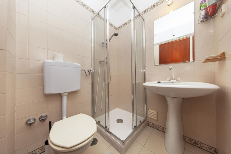 Room 3, N 04 - Bedroom 4 in Amaro Sight Guesthouse, Lagos