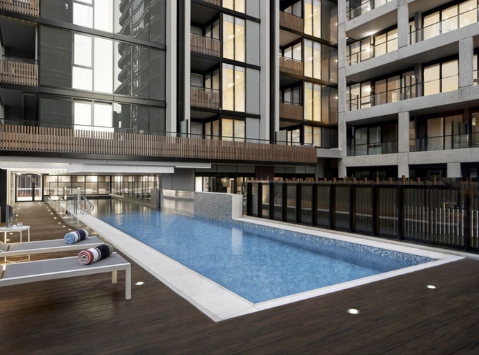 Others 4, Chic 1-bed With City Views, Parking, Gym & Pool, Melbourne