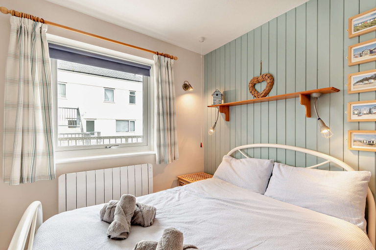 Room 3, St Mary s Seaview - In Town Walls Close to Beach, Pembrokeshire