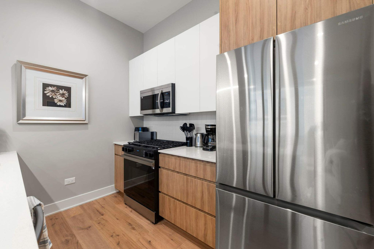 Room 5, Month Edgewater Booking 2BD 2BA w Gym Parking, Cook