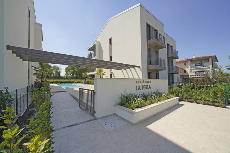 Room 5, Lagolux in Sirmione With 2 Bedrooms and 2 Bathrooms, Brescia