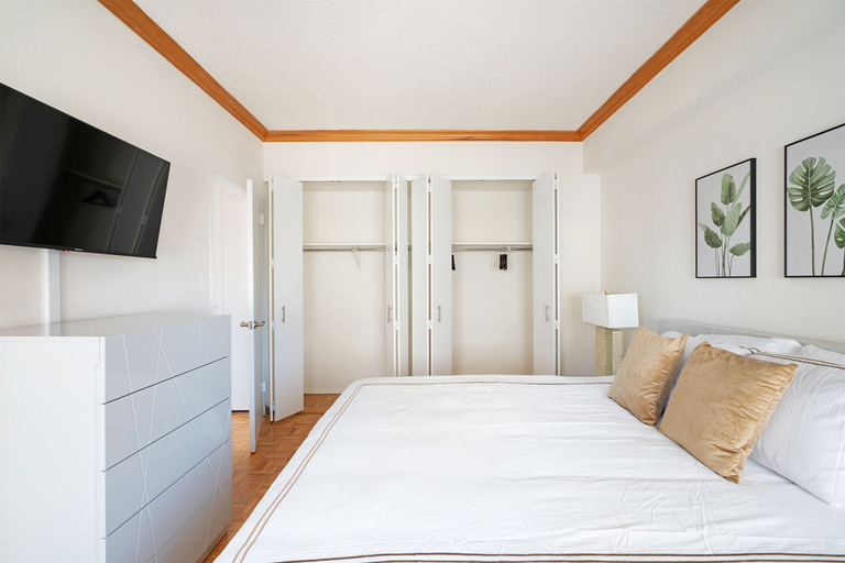 Room 3, Contemporary 2 Bed 2 Bath Apt Bright and Sunny, New York