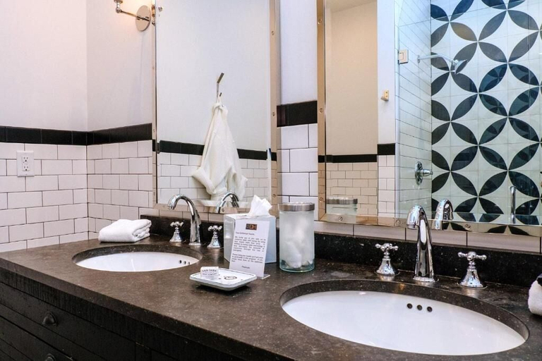 Bathroom 2, Dofflemyer Hotel, San Saba