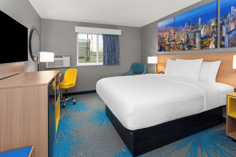 Bedroom 5, Days Inn by Wyndham Waukegan, Lake
