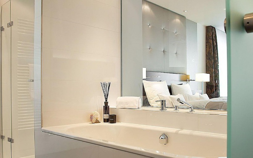 Bathroom 4, Hotel Burg Schwarzenstein, Rheingau-Taunus-Kreis
