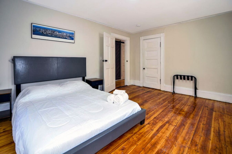 Interior 3, Boston Historical Urban Oasis - 6 Bedroom 3 Bath, Boston