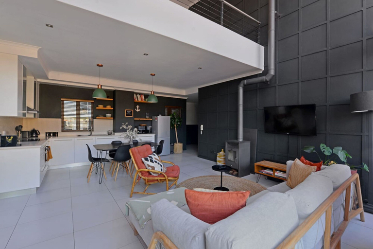 Room 2, Top-floor 2 Bed Unmatched Table Mountain Views, City of Cape Town