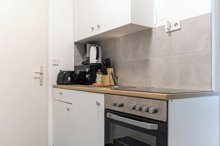 Private kitchen 5, Charming 1BR Getaway Central Meidling, Wien