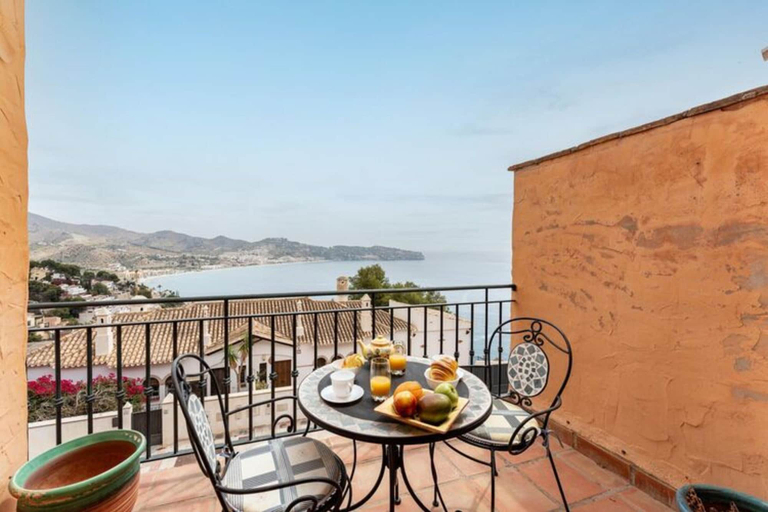 Dining 5, Picturesque Holiday Base in La Herradura, Granada