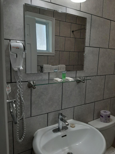 Bathroom 2, Century Motel, Stormont, Dundas and Glengarry