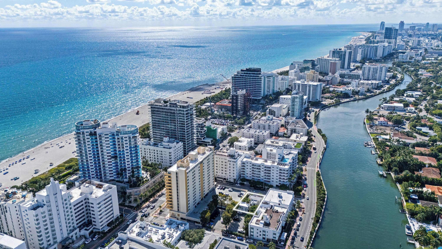 Room 2, Art Deco Gem Steps to Beach, Miami-Dade